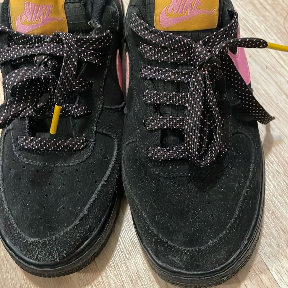 Black and pink nike air force 1